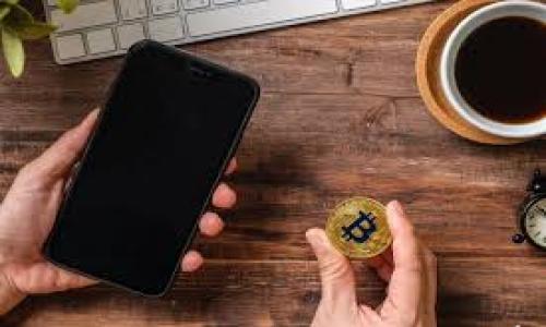 

数字钱包贷款：创新资金解决方案，助您快速实现财务目标

关键词

数字钱包, 贷款, 财务管理

---

引言
在当今社会，随着数字化技术的迅速发展，传统金融行业也在不断革新。数字钱包贷款作为一种新兴的金融服务形式，通过线上平台为用户提供便捷的融资解决方案。无论是在突发的急需资金情况下，还是日常的消费支出，数字钱包贷款都能为用户提供灵活的资金支持，帮助其达到财务目标。本篇文章将详细介绍数字钱包贷款的运作原理、优势、适用场景及其相关问题，以期为用户在财务管理上提供实用的指南。

数字钱包贷款的基本概念
数字钱包通常是指通过移动应用或在线服务来管理资金的工具，加上贷款功能后，用户可以方便地申请、管理贷款。与传统银行或金融机构的贷款流程相比较，数字钱包贷款通常具有以下几个显著特点：
ul
    listrong便捷性：/strong用户可以通过移动设备随时随地申请贷款，无需到银行排队。/li
    listrong快速审批：/strong贷款申请通常能够在几分钟内得到审批，资金也可以迅速到账。/li
    listrong灵活额度：/strong用户可以根据自身需求选择贷款金额，从而避免不必要的利息支出。/li
/ul

数字钱包贷款的运作方式
数字钱包贷款的运作方式相对简单，通常包括以下几个步骤：
ol
    listrong注册并验证身份：/strong用户首先需要在数字钱包平台上注册账户，并通过手机或身份证等方式进行身份验证。/li
    listrong申请贷款：/strong用户在数字钱包中选择贷款功能，填写相关信息，包括借款金额、使用目的等。/li
    listrong审批流程：/strong平台会根据用户的信用历史、收入水平等信息，迅速进行风险评估，决定是否批准贷款。/li
    listrong资金发放：/strong一旦批准，贷款金额通常会在短时间内转入用户的数字钱包中，用户可随时提取或进行消费。/li
/ol

数字钱包贷款的优势
相较于传统贷款，数字钱包贷款的优势主要体现在以下几个方面：
ul
    listrong节省时间：/strong传统贷款通常需要繁琐的审批流程，而数字钱包贷款可以大幅度缩短申请及批准的时间。/li
    listrong降低门槛：/strong许多数字钱包平台采用灵活的信用评估模式，即使信用不佳的用户也有可能获得贷款。/li
    listrong用户体验：/strong现代科技的应用使得整个借贷过程更加人性化，用户在体验上更加友好。/li
/ul

适用场景
数字钱包贷款适用于多种场景，例如：
ul
    listrong应急资金：/strong在突发情况下，如医疗急需、家庭突发事件等，数字钱包贷款可以提供快速资金支持。/li
    listrong消费分期：/strong用户在购买大件商品时，可以选择数字钱包贷款进行分期付款，减轻一次性负担。/li
    listrong小额周转：/strong对于小微企业或个体经营者，数字钱包贷款可以帮助其解决短期资金周转困难。/li
/ul

可能相关的问题

1. 数字钱包贷款的安全性如何保证？
数字钱包贷款的安全性是用户最为关心的问题之一，毕竟涉及到个人的财务信息和信用。在数字钱包贷款的过程中，通常采取以下几种安全措施：
ul
    listrong数据加密：/strong用户的个人信息和交易数据会经过加密处理，即使数据被盗取，也难以被破解。/li
    listrong双重身份验证：/strong许多数字钱包平台在用户登录和进行大额交易时，会要求用户通过短信或邮箱进行身份验证，以确保账户安全。/li
    listrong风控体系：/strong平台会不断完善信用评估体系，通过大数据和人工智能分析用户行为，提高风险控制水平。/li
/ul
不过，用户在使用数字钱包贷款时，也需要增强自我保护意识，例如使用强密码、定期更换密码等，减少因个人操作不当导致的安全隐患。

2. 如果我的贷款申请被拒绝，该怎么办？
贷款申请被拒绝可能会让许多用户感到沮丧。首先，用户需要了解拒绝的原因，通常可能包括：
ul
    listrong信用历史不良：/strong如果用户的信用评分较低，贷款被拒的概率较高。/li
    listrong申请信息不完整：/strong确保在申请过程中提供准确和完整的信息，有助于提高批准概率。/li
    listrong收入不符合要求：/strong平台通常要求用户提供一定的收入证明，以确保其还款能力。/li
/ul
那么被拒绝后用户该如何应对呢？以下是几条建议：
ul
    listrong查看信用报告：/strong用户可以申请查看自己的信用报告，及时了解并修复其中的不良信息。/li
    listrong改善财务状况：/strong适当地提高自身收入、降低债务水平等都可以帮助改善信用状况。/li
    listrong给予时间：/strong通常用户在短时间内重复申请贷款会对信用评分产生负面影响，建议间隔一段时间后再尝试。/li
/ul

3. 数字钱包贷款的利息和费用是怎样的？
在申请数字钱包贷款时，利息和其他相关费用是用户必须考虑的重要因素。利息通常依据贷款金额、期限，以及用户的信用状况而定。以下是常见的费用类型：
ul
    listrong利息：/strong许多数字钱包贷款采用日利率计算，用户需要根据实际借款天数支付利息。/li
    listrong手续费：/strong部分贷款平台会收取一定的服务费或管理费，用户在申请前需详细了解这一费用。/li
    listrong逾期费用：/strong如果未能按时还款，除了积累的利息外，平台通常会收取一定的逾期费用，增加用户的还款负担。/li
/ul
为了保护自己的财务利益，用户需要在借款前仔细阅读相关的费用说明，并选择利率和费用最为合理的借款方案。

4. 如何选择合适的数字钱包贷款平台？
面对市场上众多的数字钱包贷款平台，如何选择一个靠谱的平台至关重要。用户可以参考以下几点进行评估：
ul
    listrong平台信誉：/strong了解平台的成立时间、用户反馈，以及相关的金融监管信息，确保选择信誉良好的平台。/li
    listrong利率和费用：/strong比较不同平台提供的贷款利率和相关费用，选择性价比最高的选项。/li
    listrong客户服务：/strong良好的客服支持能够为用户提供更加顺畅的体验，遇到问题时能及时得到解决。/li
/ul
通过全面的评估，用户可以有效规避潜在风险，找到更适合自己的贷款平台。

5. 数字钱包贷款的未来发展趋势
随着科技的不断进步，数字钱包贷款也在快速演变。展望未来，其发展趋势可能包括：
ul
    listrong人工智能算法：/strong未来的贷款审批将越来越依赖于AI技术，通过大数据分析可以更精准的评估用户信用。/li
    listrong区块链技术：/strong区块链有望提高贷款交易的透明度和安全性，使借贷更加可信。/li
    listrong个性化服务：/strong平台可能会根据用户的消费和还款历史，提供更加个性化的贷款产品，以满足不同的需求。/li
/ul
数字钱包贷款在提供便捷服务的同时，也会伴随各种挑战，例如监管政策、技术安全等。因此，作为用户，我们需要保持敏锐的洞察力，跟随行业动态，做好相应的调整和适应。

结语
数字钱包贷款的出现为广大的用户提供了高效、灵活的资金解决方案，尤其在当今快节奏的生活中，它助力人们合理管理财务，达成各类经济目标。希望通过以上内容，能够帮助到用户在使用数字钱包贷款时，明确相关事项，更加从容地应对财务挑战。